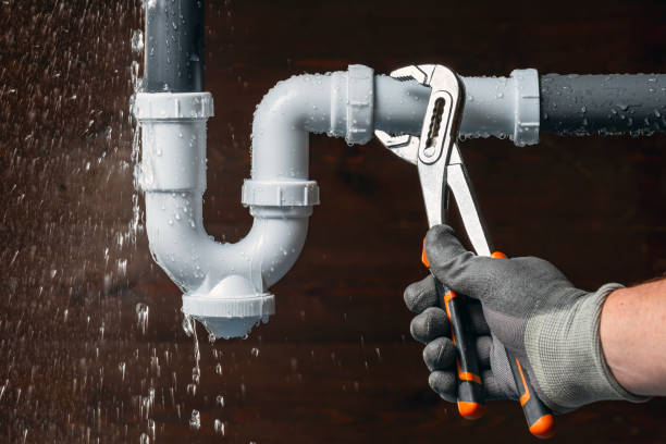 Professional Emergency Plumber technician working in Greenleaf, ID
